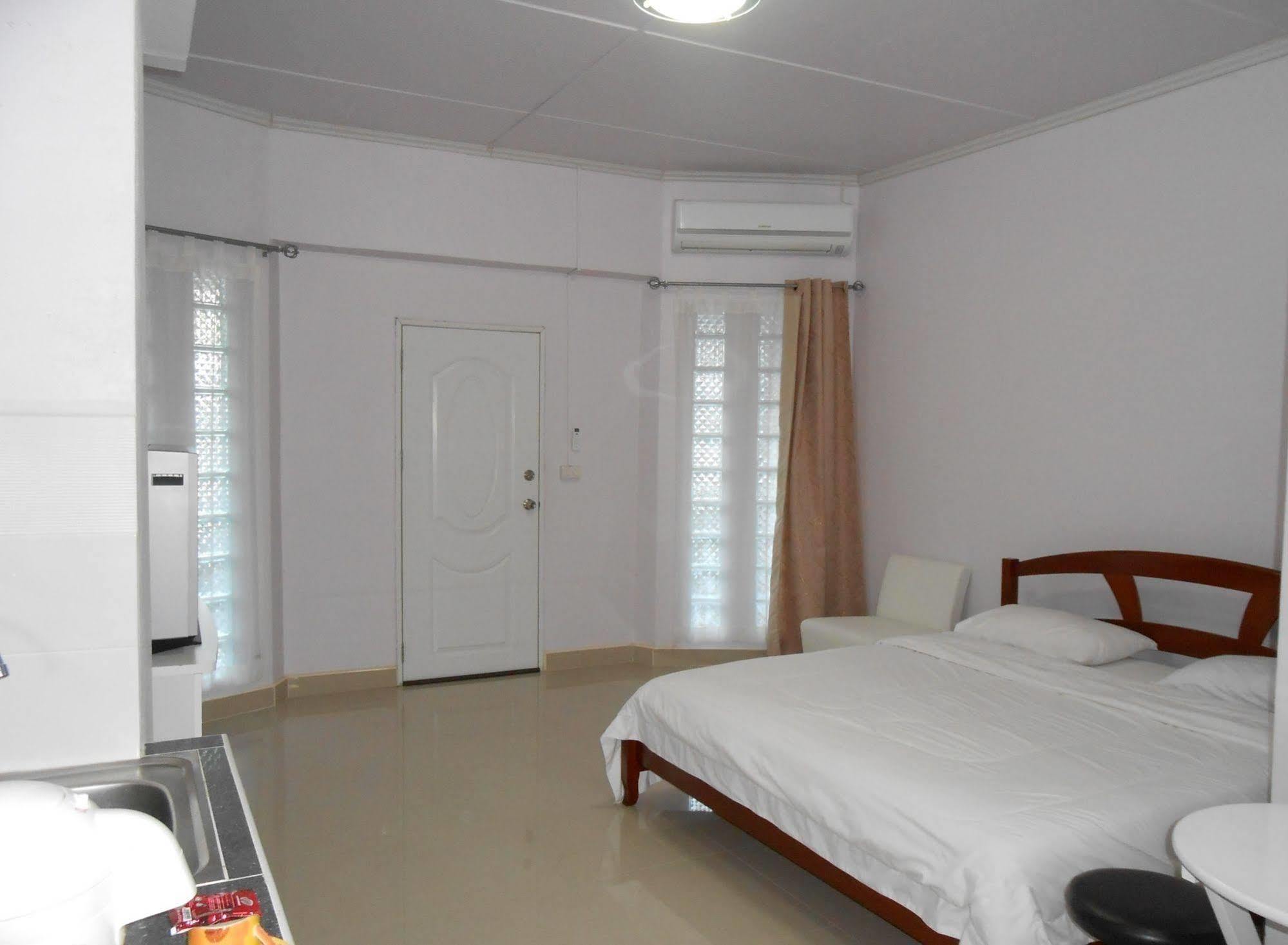 Mt-Room Pak Kret Esterno foto